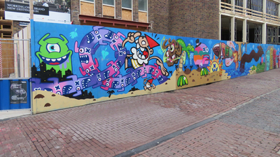 838826 Afbeelding van een gedeelte van de grote graffiticollage op de bouwschutting aan de achterzijde van het ...